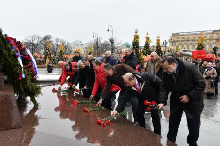 Склоняем головы перед величием подвига И.В. Сталина!