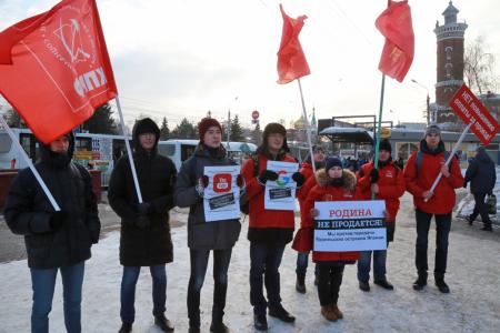 В Омске у Главпочтамта прошел пикет, организованный молодежным активом Омского обкома КПРФ