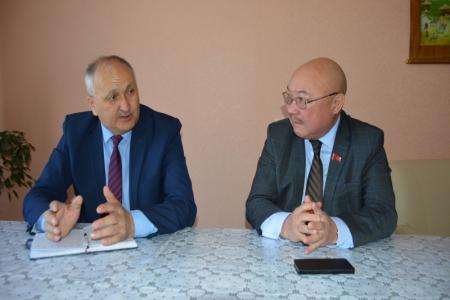 Глава фракции КПРФ в парламенте Калмыкии Николай Нуров провел прием граждан в поселке Ики-Бурул