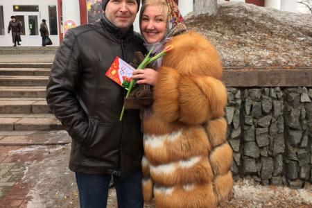 Комсомольцы Орла поздравили орловчанок с праздником