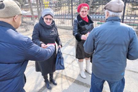 Приморский край. Женщин города Артёма прямо на улицах поздравили от имени КПРФ и ЛКСМ