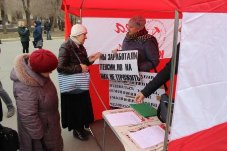 "Хватит грабить народ". Сталинградские коммунисты провели митинг на центральной площади города