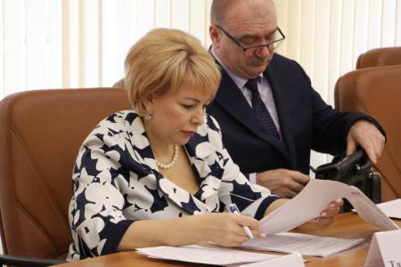Саратовская область. Депутаты–коммунисты предложили чиновникам областного правительства умерить свои аппетиты