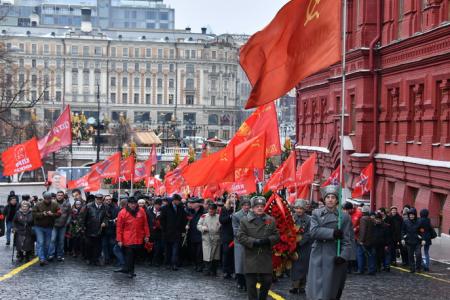 Склоняем головы перед величием подвига И.В. Сталина!