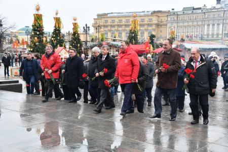 Склоняем головы перед величием подвига И.В. Сталина!