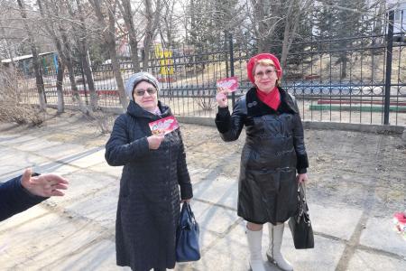 Приморский край. Женщин города Артёма прямо на улицах поздравили от имени КПРФ и ЛКСМ