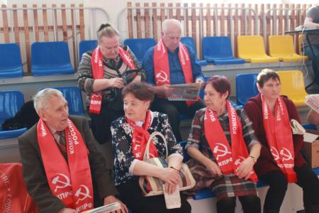 Тюменская команда КПРФ провела товарищеский матч по мини-футболу в Голышманово