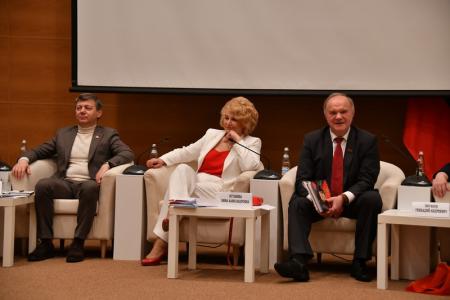 «Женщины вместе с мужчинами». В канун 8 марта в Госдуме прошел Всероссийский Женский Форум