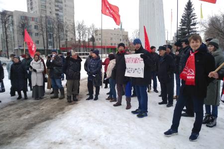 «Защитим интересы трудящихся!». В Мотовилихинском районе Пермского края КПРФ провела митинг