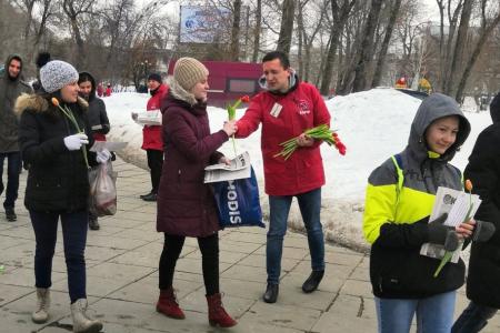 Саратовские коммунисты поздравили женщин с 8 марта