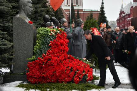 Склоняем головы перед величием подвига И.В. Сталина!