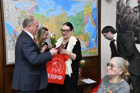 Г.А. Зюганов наградил потомков полководцев СССР памятными медалями ЦК КПРФ