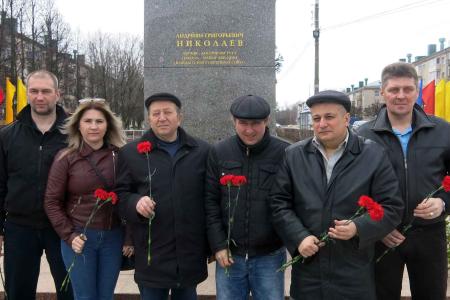  В Чувашии отметили день космонавтики возложением цветов к памятнику пионеру космоса