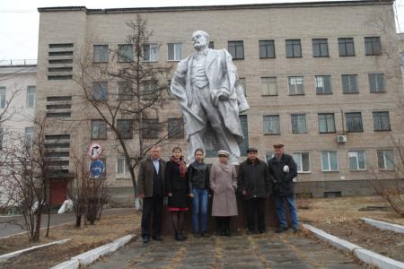 В День рождения В.И. Ленина коммунисты Забайкалья возложили красные гвоздики