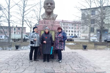 Камчатские коммунисты возложили цветы к памятнику Ленину