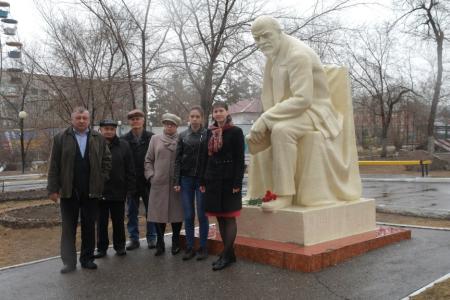 В День рождения В.И. Ленина коммунисты Забайкалья возложили красные гвоздики
