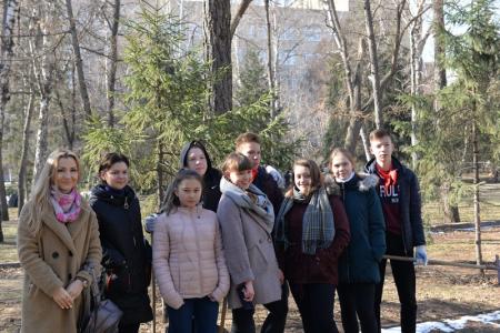 Новосибирские коммунисты привели в порядок Сквер Героев революции