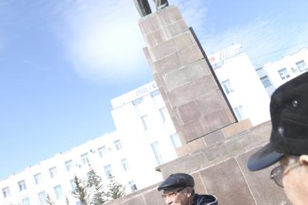Цветы вождю от коммунистов Якутии