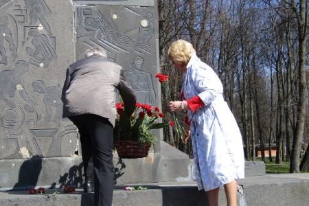 В Великом Новгороде годовщину Дня рождения В.И.Ленина отметили возложением цветов