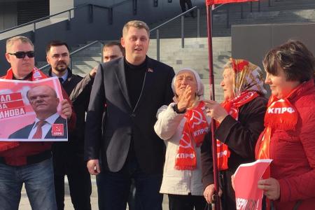 Коммунисты Екатеринбурга вышли на пикет в поддержку лидера КПРФ