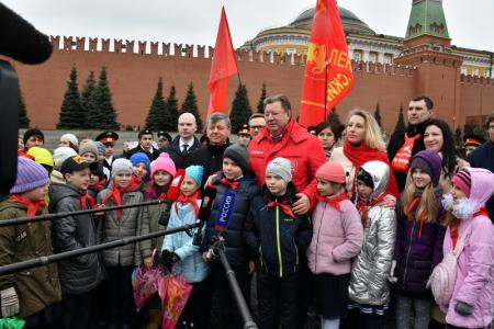 «Время первых». Коммунисты возложили цветы к могилам советских покорителей космоса у Кремлевской стены