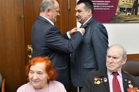 Г.А. Зюганов наградил памятными медалями ЦК КПРФ ветеранов космонавтики