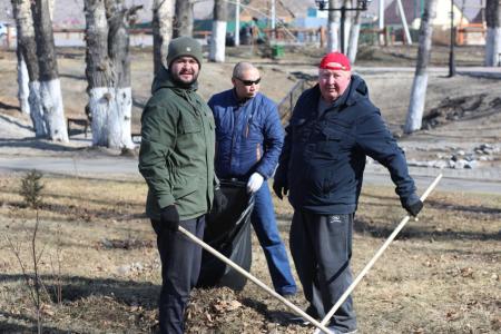 Тува. Депутаты Кызылского парламента вышли на субботник