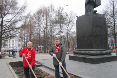 Пермские коммунисты приняли участие в ленинском субботнике