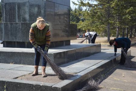 Еврейская АО. В Биробиджане прошёл традиционный коммунистический субботник возле памятника В.И. Ленину
