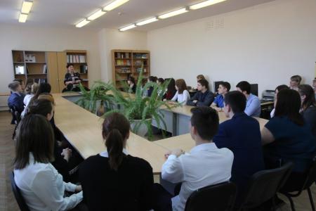 Депутат-коммунист Тюменской областной Думы Т.Н. Казанцева провела парламентский урок в МАОУ №14 города Тобольска