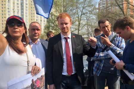 Москва. Депутат-коммунист Д.А. Парфенов ознакомился с проектом строительства метро в Северном районе