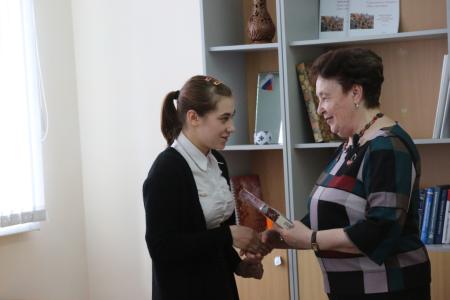 Депутат-коммунист Тюменской областной Думы Т.Н. Казанцева провела парламентский урок в МАОУ №14 города Тобольска