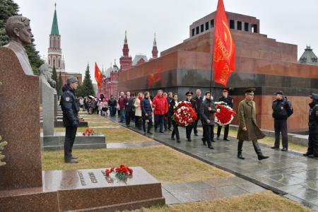 «Время первых». Коммунисты возложили цветы к могилам советских покорителей космоса у Кремлевской стены