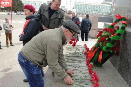 В день рождения Ленина в Благовещенске коммунисты возложили  цветы к памятникам В.И. Ленина