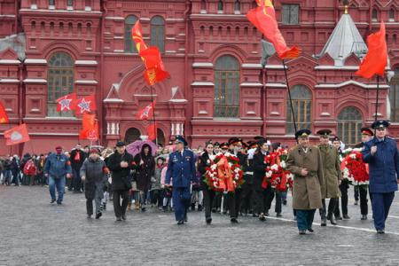 «Время первых». Коммунисты возложили цветы к могилам советских покорителей космоса у Кремлевской стены