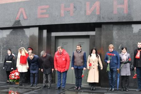 «Время первых». Коммунисты возложили цветы к могилам советских покорителей космоса у Кремлевской стены