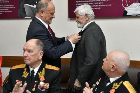 Г.А. Зюганов наградил памятными медалями ЦК КПРФ ветеранов космонавтики