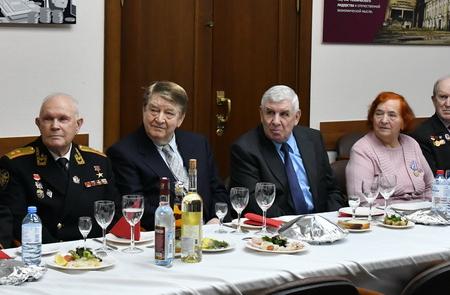 Г.А. Зюганов наградил памятными медалями ЦК КПРФ ветеранов космонавтики