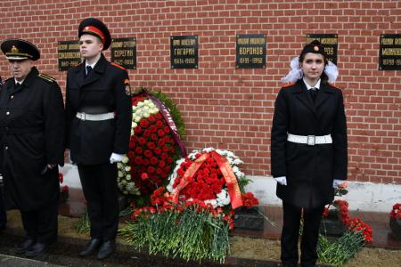 «Время первых». Коммунисты возложили цветы к могилам советских покорителей космоса у Кремлевской стены