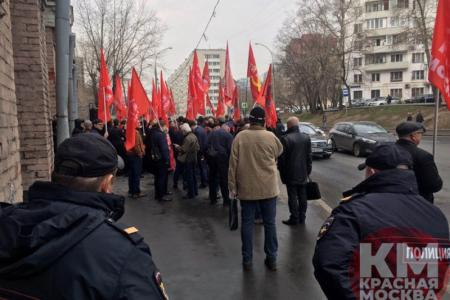 «Дерипаску под суд». В Москве депутаты от КПРФ вышли на пикет