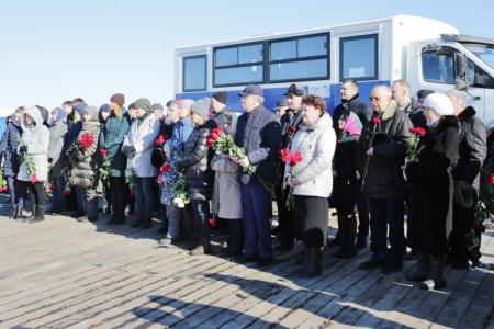 Депутат-коммунист Тамара Казанцева возложила цветы к памятнику погибшим в авиакатастрофе  в окрестностях города Тюмени​