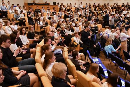 «Истоки нашей Победы». Г.А. Зюганов провел открытый патриотический урок для студентов и школьников