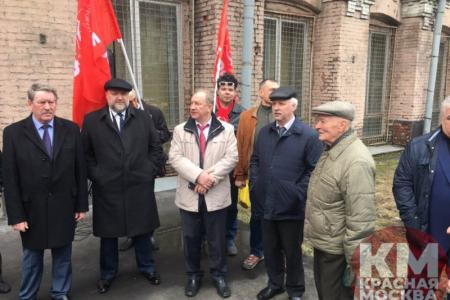 «Дерипаску под суд». В Москве депутаты от КПРФ вышли на пикет