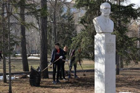 Новосибирские коммунисты привели в порядок Сквер Героев революции