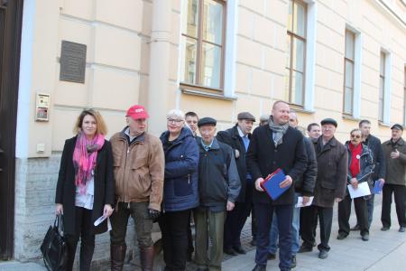 «Красный ручеек» под окнами Конституционного суда РФ