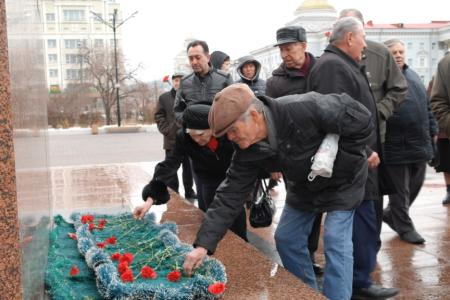 В День рождения В.И. Ленина коммунисты Забайкалья возложили красные гвоздики