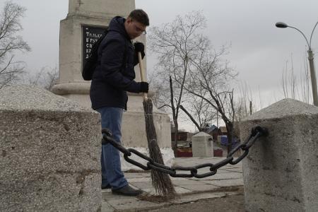 Забайкальский край. В Чите коммунисты привели в порядок памятник борцам революции 1905 года