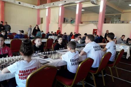 Депутат фракции КПРФ в Госдуме А.Ж. Бифов помог детям принять участие в шахматном турнире