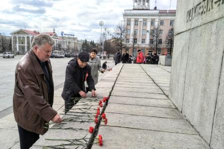 В Курганской области прошло возложение цветов  вождю мирового пролетариата