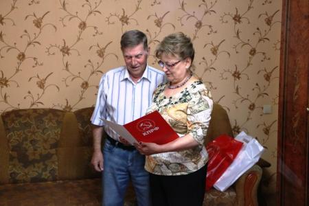 Ольга Алимова поздравила с юбилеем ветерана 